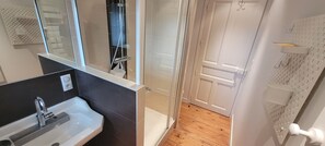 Badewanne, Haartrockner, Toilettenpapier