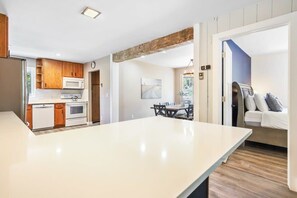 4 Schlafzimmer, Schreibtisch, Bügeleisen/Bügelbrett, WLAN