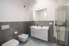 Appartement | Salle de bain | Douche, bidet, serviettes fournies, savon