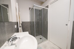 Apartment | Bathroom | Shower, bidet, towels, soap - Appartamento Al Campanile (Manerba del Garda)