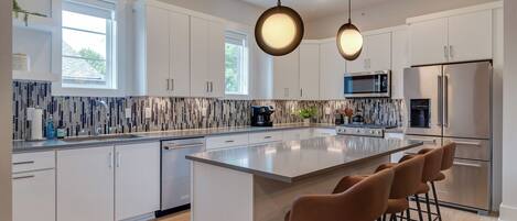 Refrigerador, microondas, horno y parrilla de estufa