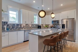 Fridge, microwave, oven, stovetop - 1 Story 3 Bed Apt, Secure Parking, Patio, Elevator, Spacious Long Term Listing, Sleeping Space for Guests, Perfect for Vanderbilt Students, Walk to Campus, 24 Hr Hospitality (Nashville)