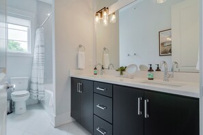 Bathtub, hair dryer, towels, shampoo - West End Retreat With Elevator, 3 King Beds, Patio, Spacious Long Term Listing, Sleeping Space for Guests, Perfect for Vanderbilt Students, Walk to Campus, 24 Hr Hospitality (Nashville)