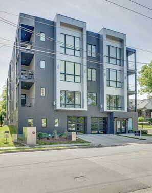 Exterior - West End Retreat With Elevator, 3 King Beds, Patio, Spacious Long Term Listing, Sleeping Space for Guests, Perfect for Vanderbilt Students, Walk to Campus, 24 Hr Hospitality (Nashville)