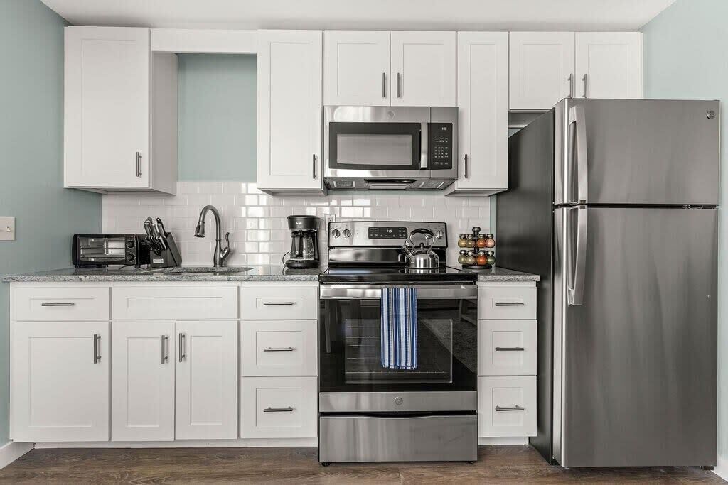 Kjøleskap, mikrobølgeovn, ovn og kokeplater