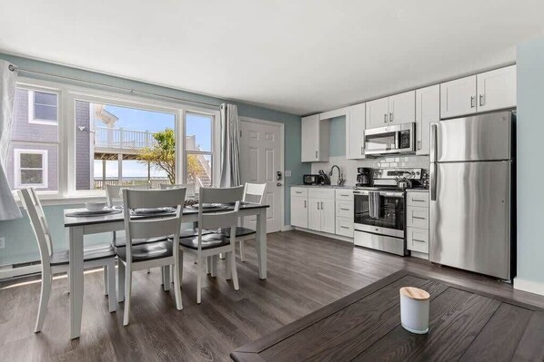 Frigorífico, microondas, horno y placa de cocina