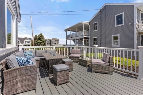 Harbor Serenity | Private Deck | Mins to Beach