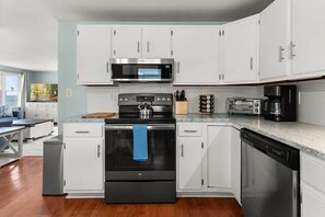 冷蔵庫、電子レンジ、オーブン、コンロ