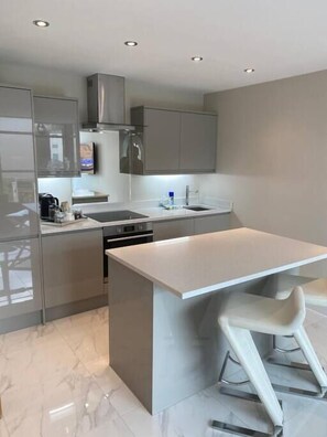 冷蔵庫、電子レンジ、オーブン、コンロ