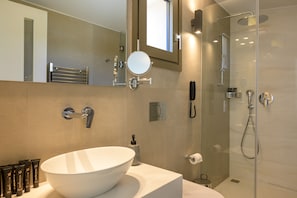 Shower, perlengkapan mandi gratis, pengering rambut, dan jubah mandi