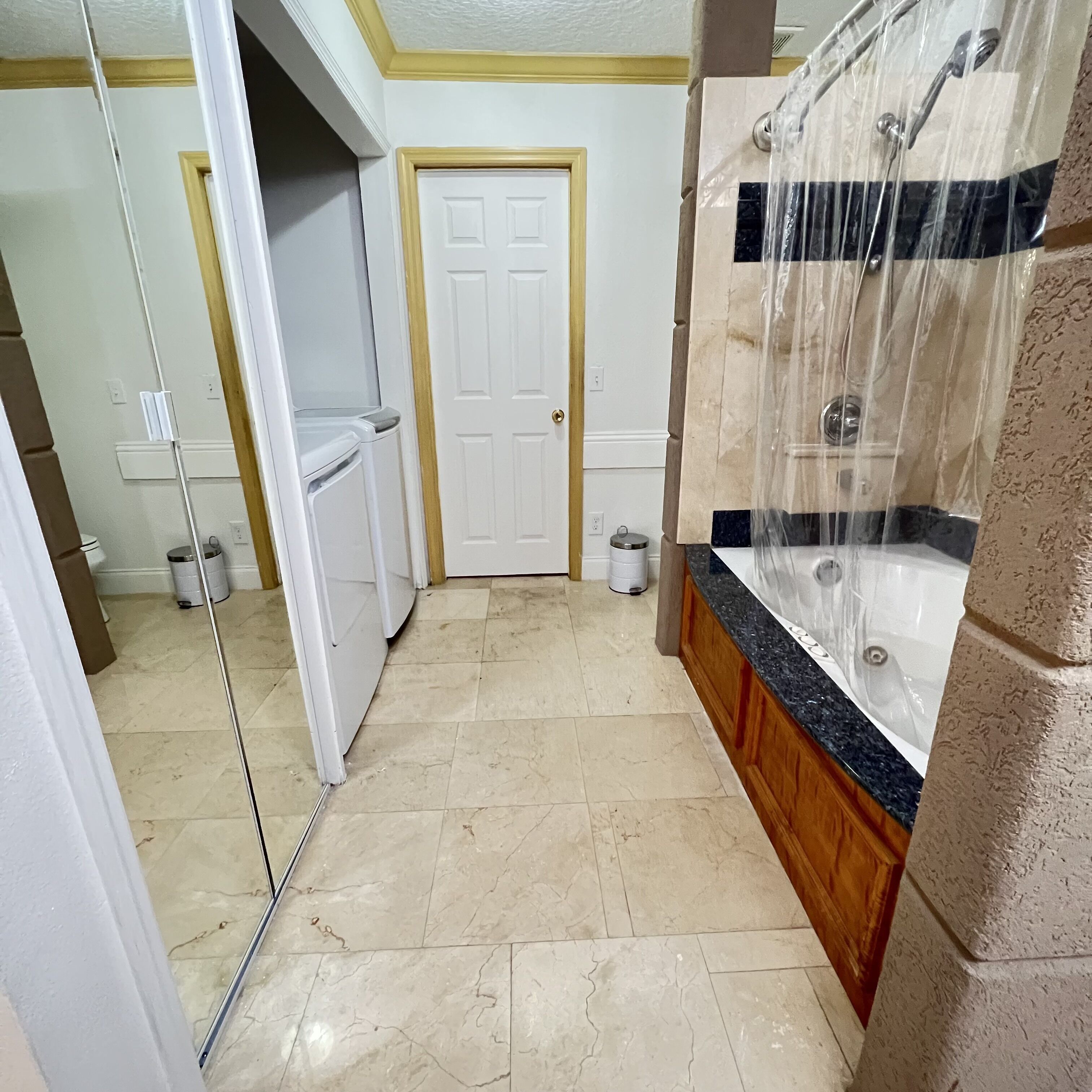 Combined shower/bathtub, jetted bath, hair dryer, towels