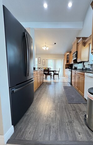 Kühlschrank, Mikrowelle, Ofen, Herdplatte