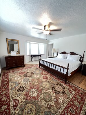 4 bedrooms, desk, iron/ironing board, free WiFi