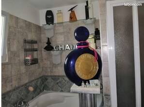 Ensemble douche/baignoire, sèche-cheveux, bidet, savon