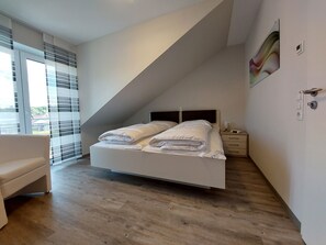 2 bedrooms, iron/ironing board, travel crib, WiFi (free) - TOP!!! New build - High-quality and modern DHH, wallbox, electric fireplace, WLAN, close to the lake (Geeste)