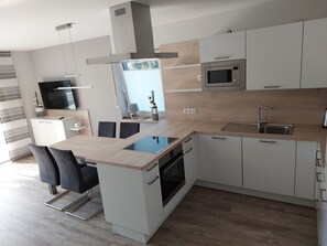 Coffee/tea maker, fridge, microwave, oven - TOP!!! New build - High-quality and modern DHH, wallbox, electric fireplace, WLAN, close to the lake (Geeste)