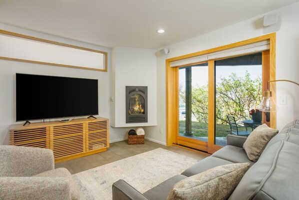 TV, fireplace