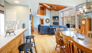 Smart TV, fireplace, video games, table tennis - Secluded Country Dream with all the Fun!  (Galena)