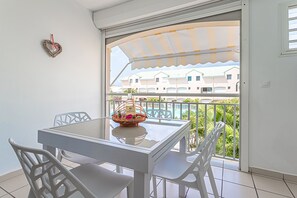 Outdoor dining - Ô Rêves Bleus - Two Bedroom Apartment, Sleeps 4 (Saint-Francois)