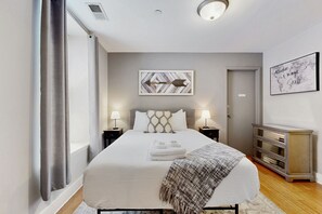 1 bedroom, iron/ironing board, Internet, bed sheets - Gorgeous downtown renovated apartment, with elevator & central AC (Nashville)