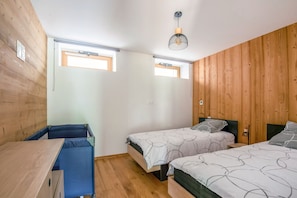 2 bedrooms, iron/ironing board, free WiFi