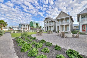 Outdoor dining - Beautiful golf course view home at Palmilla Beach Resort with resort pool (Port Aransas)
