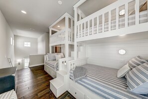 4 bedrooms, iron/ironing board, internet, bed sheets