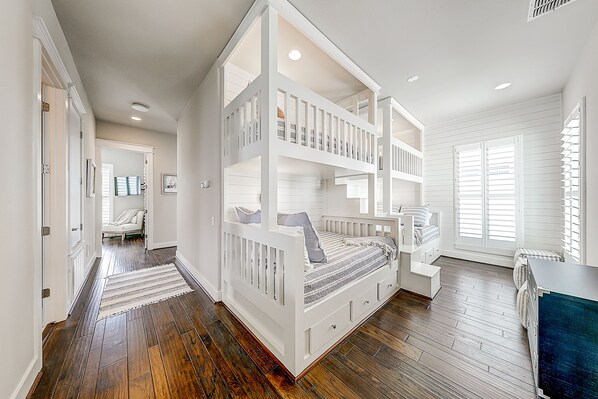 4 bedrooms, iron/ironing board, internet, bed sheets