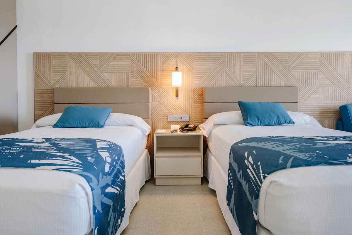 2 habitaciones y minibar con artículos gratuitos