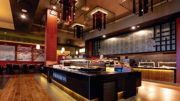 5 restaurants, breakfast, lunch, dinner served; international cuisine