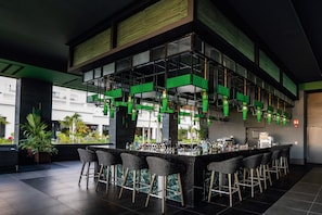 5 bares o lounges, 2 bares en la alberca, 2 bares junto a la alberca 