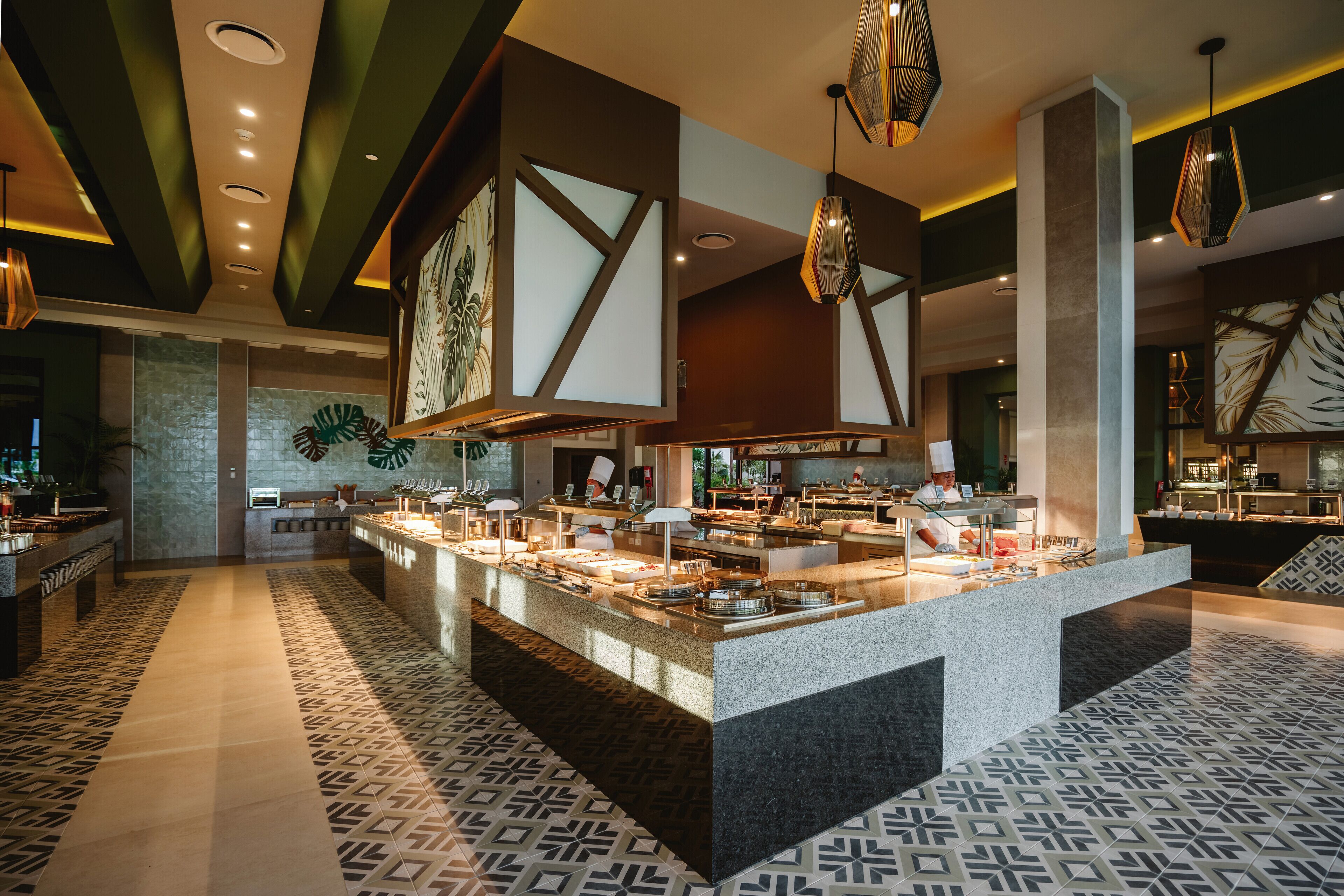 5 restaurantes; se sirven desayunos, comidas y cenas