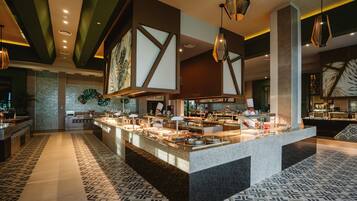 5 restaurantes; se sirven desayunos, comidas y cenas