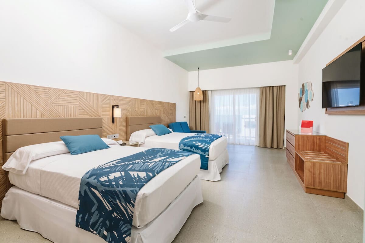 2 bedrooms, free minibar, in-room safe, blackout drapes