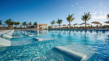 5 piscinas al aire libre, sombrillas, sillones reclinables de piscina