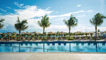 5 piscine all'aperto, ombrelloni da piscina, lettini