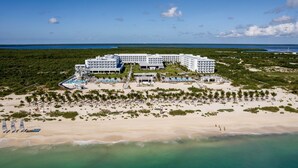 Un gran complejo turístico con varias edificaciones, una playa y un parque acuático.