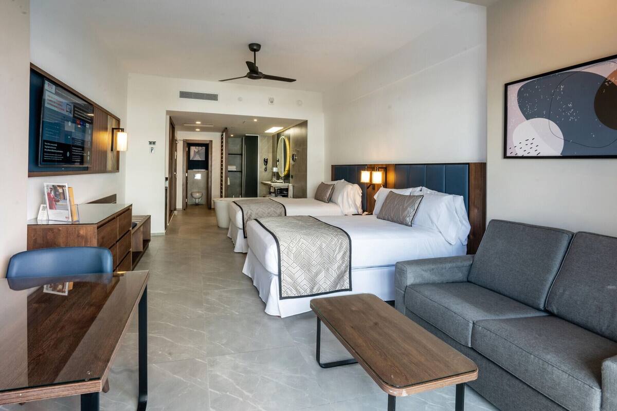Frigobar, cofres nos quartos, escrivaninha, cortinas blackout
