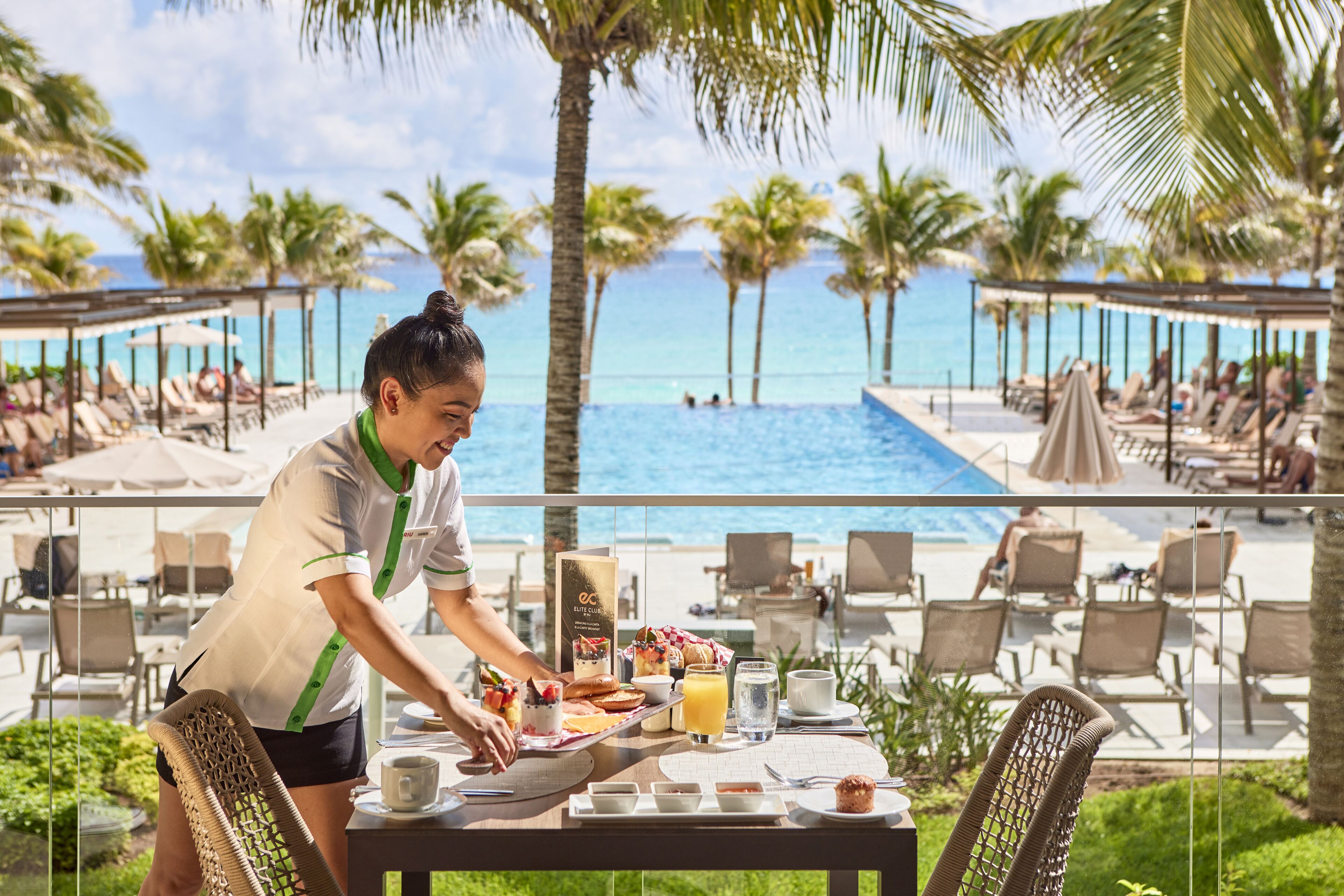 Ein Hotelpoolbereich mit Liegestühlen und einem Buffet.