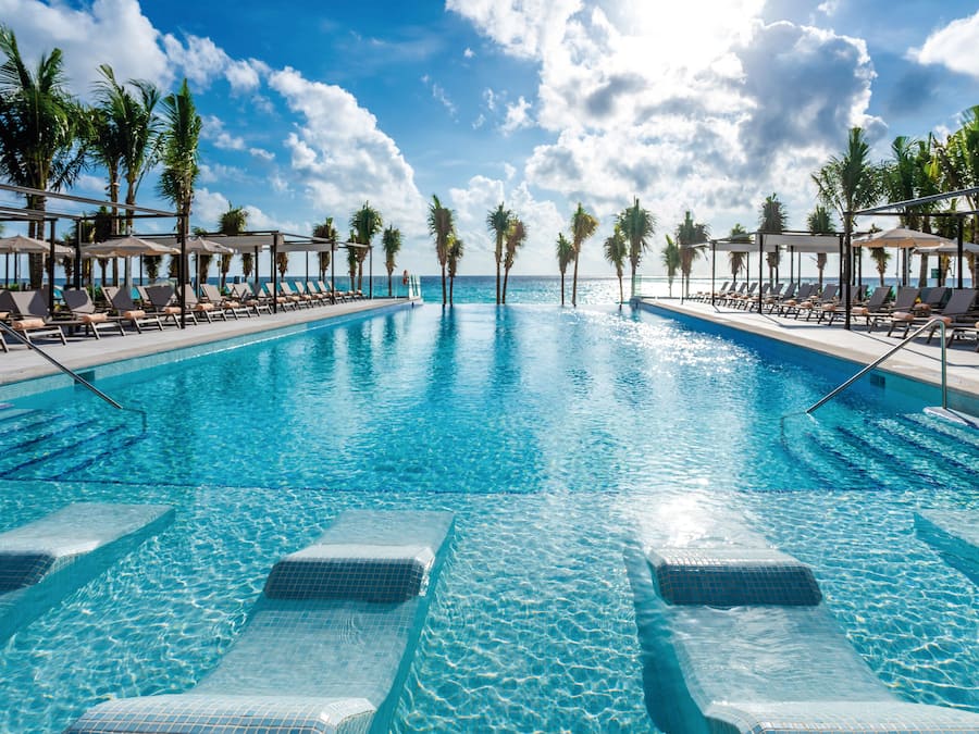 4 outdoor pools, pool umbrellas, pool loungers