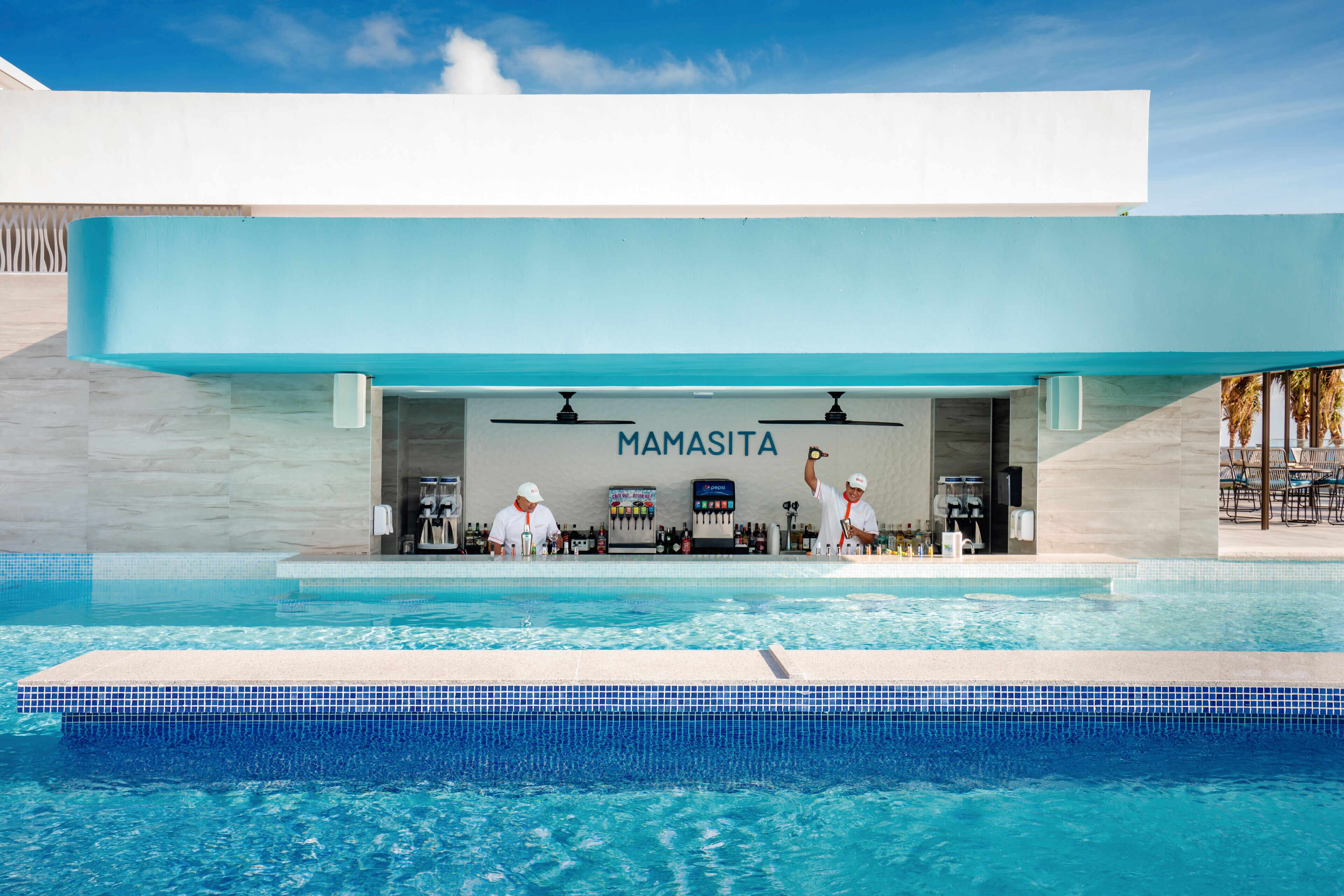 Zona de piscina con un bar llamado "Mamasita" y una barra.