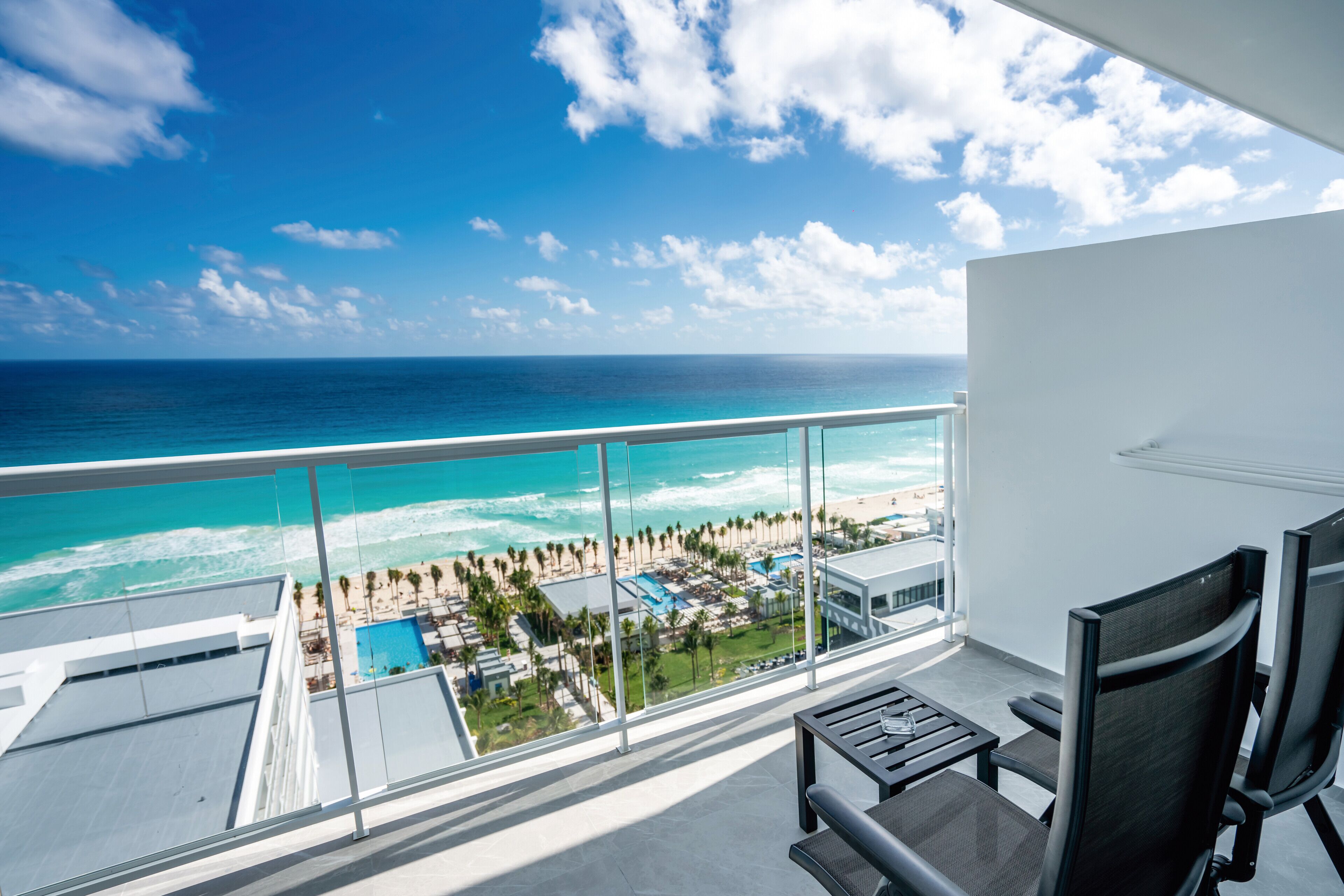 Minibar, caja de seguridad en la habitación y escritorio 