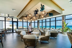 4 bares, bar en la piscina