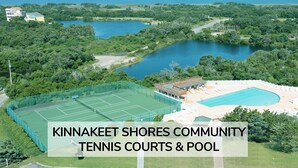 Uma quadra de tênis e piscina em Kinnakeet Shores Community.