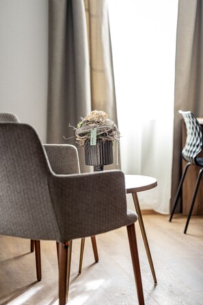 Habitación doble Confort | Área de sala de estar | Televisión LCD de 40 pulgadas con canales por cable y televisión