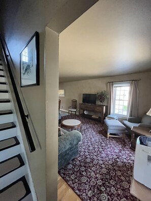 Smart TV, books - 3 Bedroom/2 Baths in a central Marquette location. (Marquette)