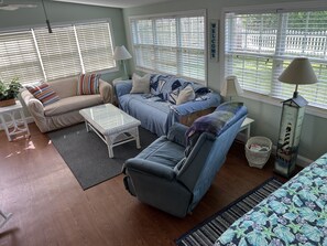 Smart TV, video games, DVD player, books - Now booking for Spring and Summer - Pet Friendly fenced yard (Murrells Inlet)