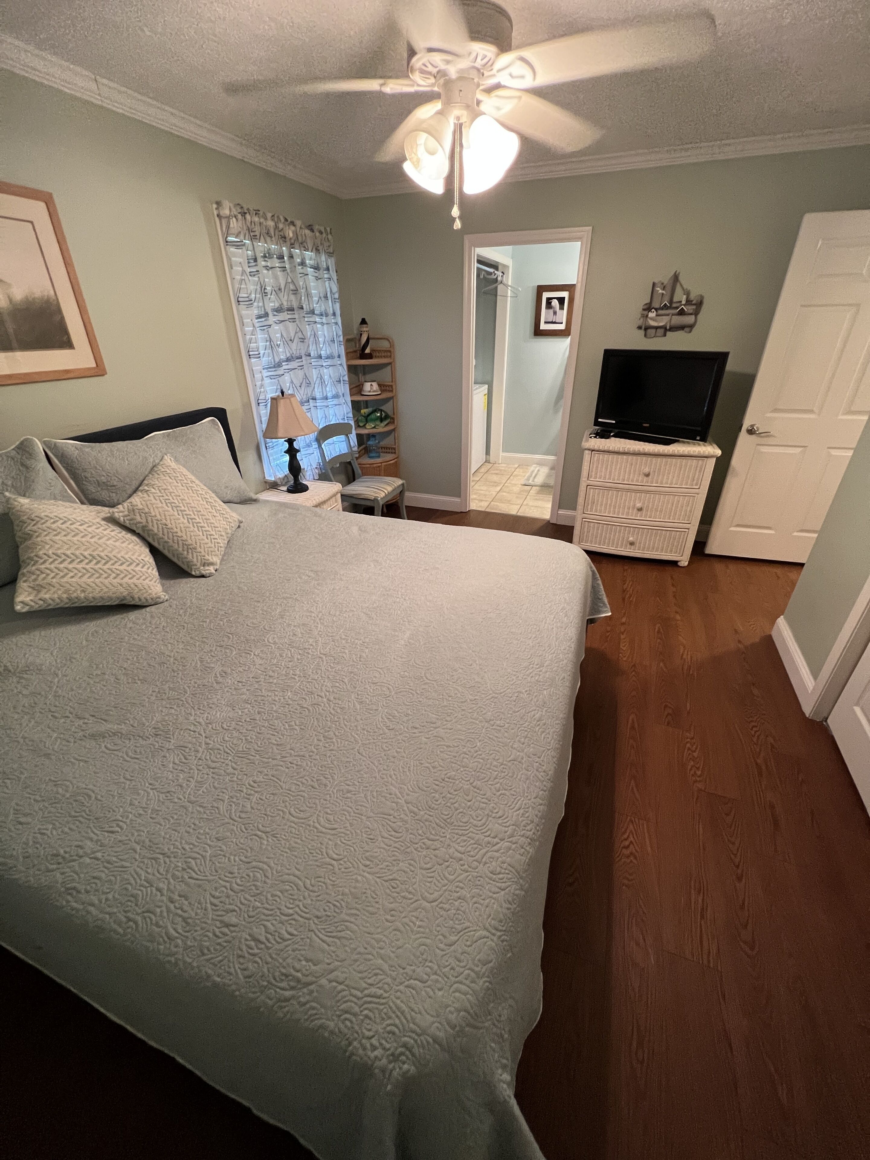 2 Schlafzimmer, Schreibtisch, Bügeleisen/Bügelbrett, Reisekinderbett
