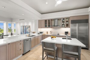 Fridge, microwave, oven, stovetop - Luxury Oceanview Hualalai 130B Palm Villa w/ Pool: Newly Remodeled in 2026 (Kailua Kona)