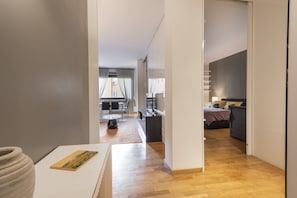 Luxury-Apartment | Wohnbereich | 40-Zoll-Flachbildfernseher mit Digitalempfang, Fernseher